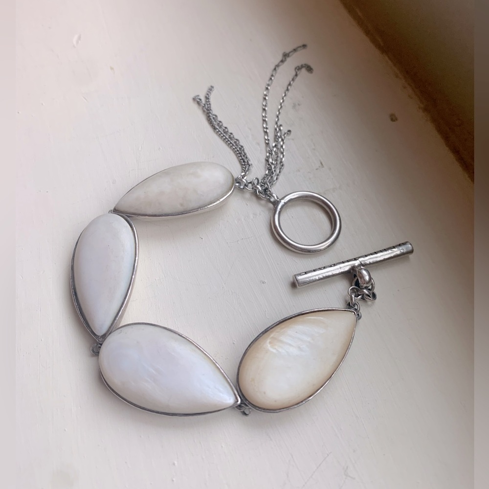 Kenneth Cole Reaction iridescent pearl with silver teardrop bracelet